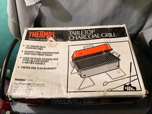 Neu im Karton Thermoskanne Tischplatte tragbar anthrazit Grill #10104 Griff & Klappbeine Box - Bild 1 von 10