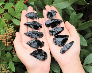 Schwarze Obsidian Pfeilspitzen, schwarze Obsidian Kristalle, Steinpfeilspitze - Bild 1 von 14
