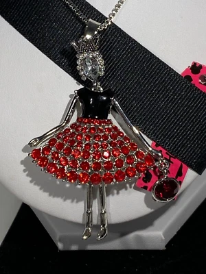 PINGENTE MÓVEL CINTILANTE CRISTAIS VERMELHOS COROADOS RAINHA SENHORA PRATA BETSEY JOHNSON - Imagem 1 de 4
