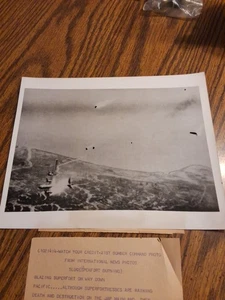 1945 Vintage Press Photo WW2 "Blazing Superfort On The Way Down" 8x10 - Imagen 1 de 7