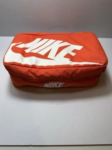 Nike Shoe Box Tote Classic Arancione Borsa da Viaggio Zip BA6149-810 Sneakers Custodia Imbottita - Foto 1 di 6