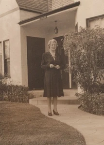 Retrato de anciana de la década de 1940 casa delantera camino de entrada pose exterior - Imagen 1 de 3