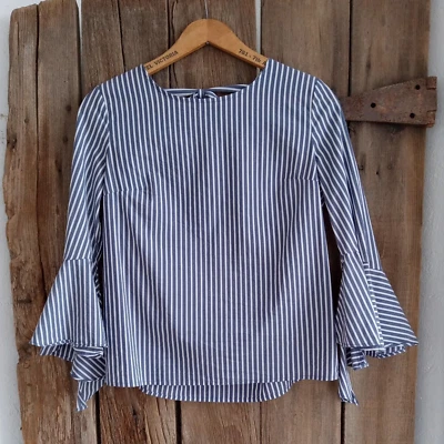 Top de rayas IZ Byer para mujer pequeño 3/4 mangas campana escote atado Foto 1 de 4