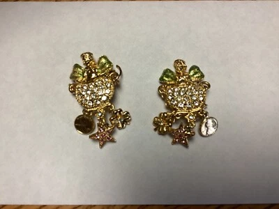 Pendientes de clip de 2 Kirks Folly Angel/Hada tono dorado con dijes y esmalte verde Foto 1 de 3