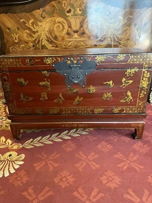 Manta de almacenamiento Chinoiserie de laca roja. Detalles mariposa pintados a mano. Foto 1 de 4