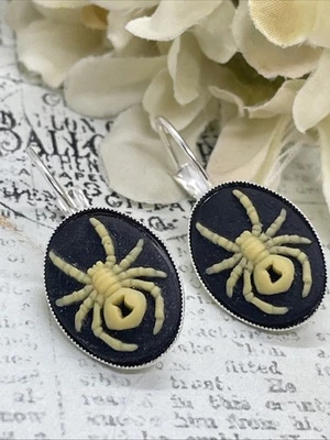 Brincos camafeu bruxa prata festival gótico fantasia Halloween aranha viúva negra - Imagem 1 de 4