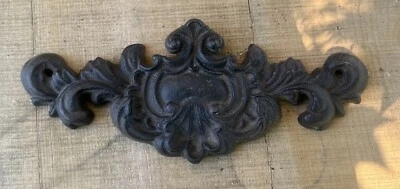 Cenefa de hierro fundido vintage estilo francés frontón cornisa viejo mundo ornamentado pesado Foto 1 de 4