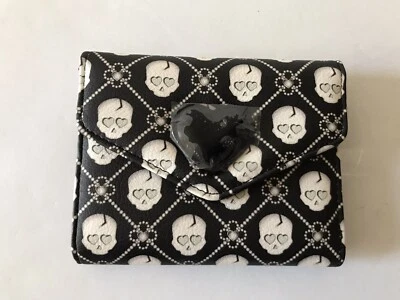 CARTERA BETSEY JOHNSON NEGRA/BLANCA CALAVERAS SOLAPA PEQUEÑA DOBLE PLIEGUE NUEVA CON ETIQUETAS Foto 1 de 4
