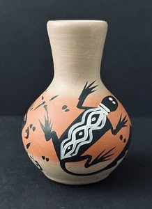 Navajo Hand Painted Kokopelli Lizard Vase Signed M.B. 4.75" tall - Picture 1 of 7