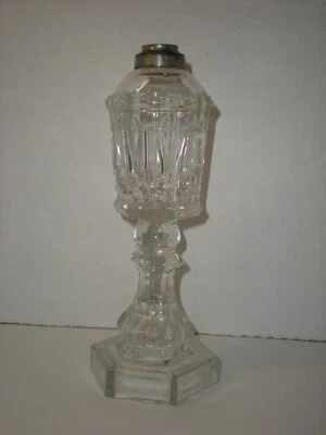 Antigua lámpara de aceite de ballena de vidrio transparente con lira de arpa de 6 lados hexagonal de 1800 Foto 1 de 4