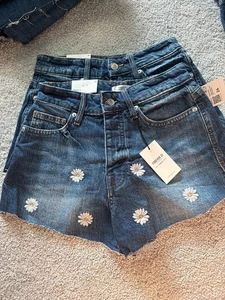 FOREVER 21 Women’s Embroidered Daisies Denim Shorts  Size 24 - Picture 1 of 4