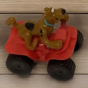 Scooby Doo Figur reitet auf kleinem roten Allrad ATV - Bild 1 von 7