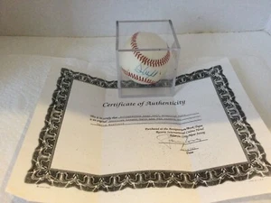 DAVE WINFIELD SIGNED BASEBALL SEALED IN PLASTIC CUBE WITH CERT OF AUTHENTICITY. - Picture 1 of 5