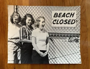 VINTAGE 1950er 11x14 s/w FOTO STRANDSZENE BRÜNETT AM STRAND GESCHLOSSEN SCHILD MCM - Bild 1 von 1