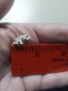 Vintage kleines Micro Puppenhaus Miniatur weiß bemalt Metall Hund - Bild 1 von 10