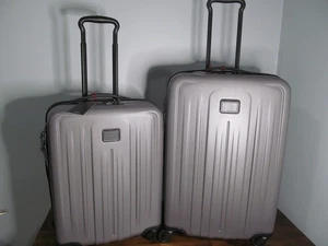 Juego de Equipaje TSA Expandible Viaje Duro Mediano Violeta TUMI International V-4 Lite, Nuevo con Etiquetas - Imagen 1 de 22