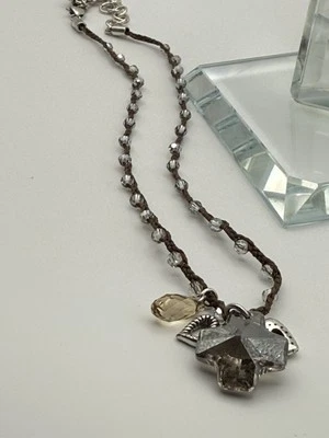 Berloque cruzado de cristal com miçangas colar joia Brighton Karma - Imagem 1 de 4