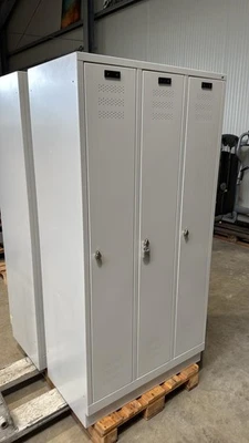 Umkleideschrank Spind Spint Schließfachschrank Umkleidespind Metall je 3 Fächer - Bild 1 von 4