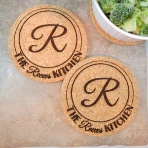 Trivets de almohadillas calientes de corcho personalizadas. Juego grabado personalizado de dos buenas vibraciones - Imagen 1 de 3