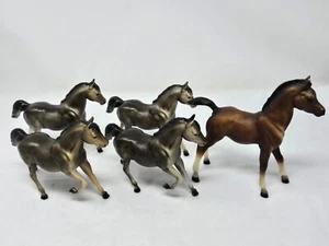 LOT OF 5 VINTAGE PLASTIC MOLDING HORSE MODELS BREYER BROWN & GRAY - Picture 1 of 8