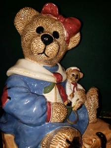 JUNGEN BÄR BAILEY AUF KOFFER KEKSDOSE - Bild 1 von 7