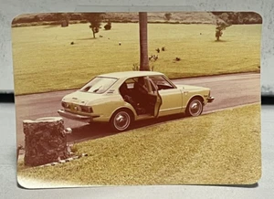Vintage 1972 gelbes Toyota Corolla Foto in Hawaii mit 666 Autoschild Farbfoto - Bild 1 von 6