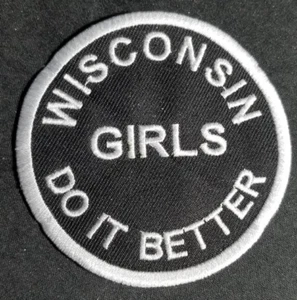 Parche blanco bordado Wisconsin Girls Do It Better aprox 3" - Imagen 1 de 2