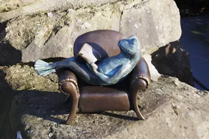 Bronzefigur lesender Frosch im Sessel Buch Skulptur Wohndekoration Gartendeko - Bild 1 von 5