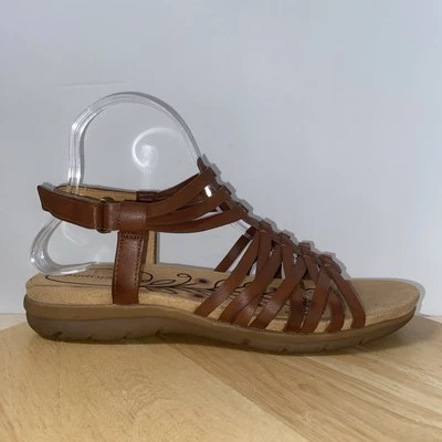 Sandalias planas cómodas BareTraps 9M Kirstey Gladiador marrón imitación cuero para mujer Foto 1 de 4