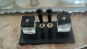 VINTAGE 40s BLACK MARBLE GLASS BRASS 2 INKWELLS 2 BAKELITE PEN HOLDERS - Picture 1 of 5