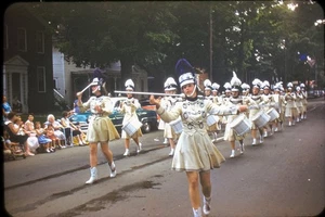 Diapositiva de 35 mm de colección de los años 50 - Majorettes en North East PA Cherry Festival RB Kodachrome - Imagen 1 de 1