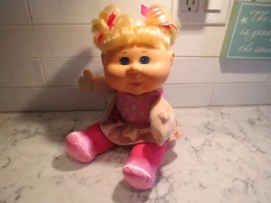 Vintage Cabbage Patch Kids 2015 CPK sitzende hübsche Puppe blonde Haare blaue Augen - Bild 1 von 4
