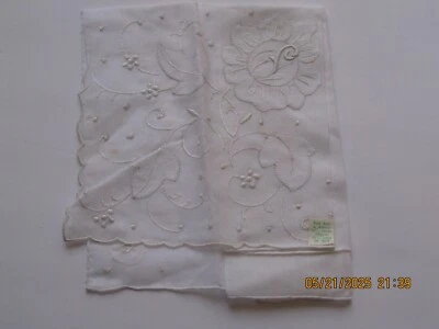 VTG  Embroidered WHITE MADEIRA Bridal Wedding Hankie — 第 1/3 张图片