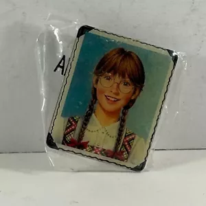 Molly - Spilla da bavero ritratto cerchio di sorrisi American Girl Doll Hallmark NOS - Foto 1 di 3