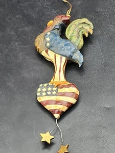 Kurt Adler Santa Mundo Gallo Americano Patriótico Corazón Navidad Adorno Resina - Imagen 1 de 7