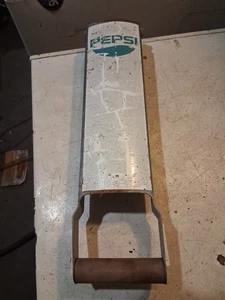 FRANTOIO LATTINE VINTAGE PEPSI ALLUMINIO PER CANNA O PARETE ? MOLTO RARO E ABBASTANZA PESANTE - Foto 1 di 18