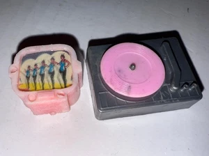 Vintage 70er Jahre Barbie Plattenspieler 1 Album & tragbares TV Zubehör - Bild 1 von 9