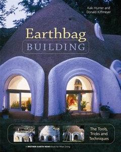 Earthbag Building: The Tools, Tricks and Techniques by Kaki Hunter (English) Pap - Foto 1 di 1