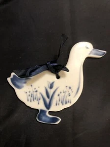 Russ Berrie, Olde Towne Vintage Ceramic Duck Blue Delft Ornament - Foto 1 di 6