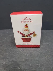 ☃️🎄☃️🎄 2013 Hallmark Andenken Ornament SANTA CUPCAKE  - Bild 1 von 9