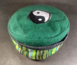 C224 Tibetisches Yin Yang bestickt grün rund Unisex Erwachsene Sherpa Mütze MÜTZE Nepal - Bild 1 von 7
