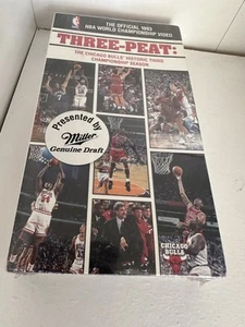 Three-Peat: Chicago Bulls' Historic Third Championship Season (VHS, 1993) *NEW* - Imagen 1 de 2