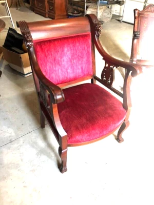 ANTIGUO SILLÓN VICTORIANO TALLADO CON CABEZAS DE LEÓN Y URNAS HERMOSO Foto 1 de 4