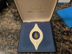 Wedgwood Millennium Gems 1999 "Good Luck" ceramic white Christmas Ornament - Picture 1 of 2