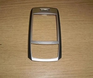 Nowy oryginalny oryginalny przedni pokrowiec powięziowy Samsung E250 srebrny - Zdjęcie 1 z 1
