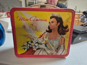 1972 Miss America Lunch Box - No Thermos * Vintage * Lunchbox tin kit pail - Picture 1 of 8