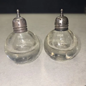 Vtg  1950s Clear Round Crackle Glass Salt & Pepper Shakers Silverplate Tops  - Picture 1 of 8