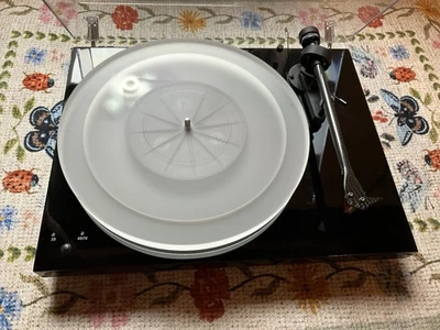 Pro-Ject Debut Carbon Esprit SB turntable - Piano Black - 2M Red cartridge - Image 1 of 4