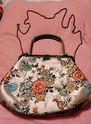 👛 BOLSO DE MANO BANDOLERA SATINADO ROSA CON CUENTAS VINTAGE  Foto 1 de 4