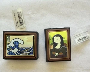 Crocs B-Side Mona Lisa Pintura e Impresión Hokusai Jibbitz Conjunto De 2 Manga Anime Nuevo Con Etiquetas - Imagen 1 de 10